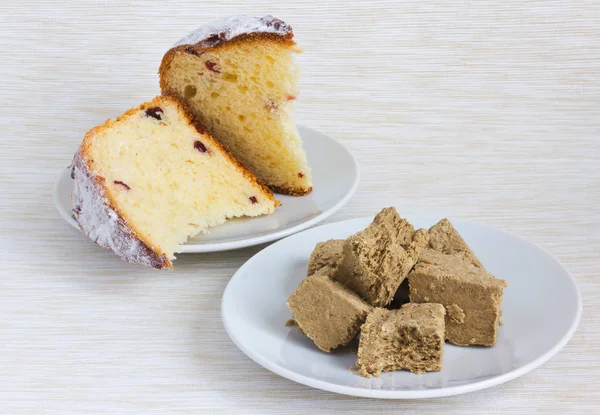 Torta Dolce Halva Sul Tavolo Bianco — Foto Stock