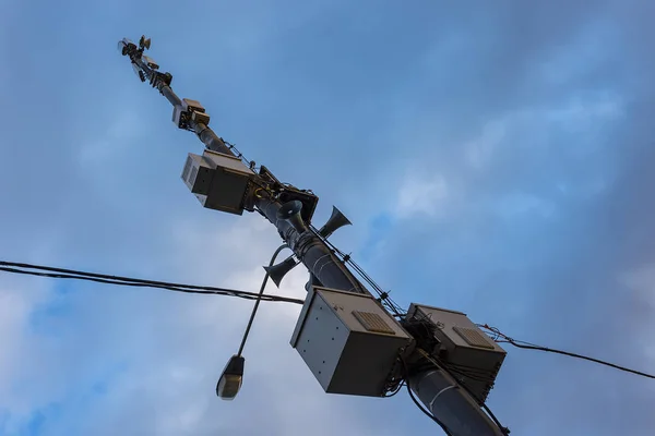 Pólo Rua Com Antenas Fundo Céu Noite — Fotografia de Stock