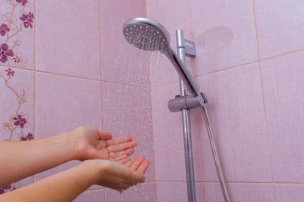 Mano Mujer Bajo Ducha Baño —  Fotos de Stock