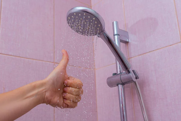 Mão Das Mulheres Sob Chuveiro Banheiro — Fotografia de Stock