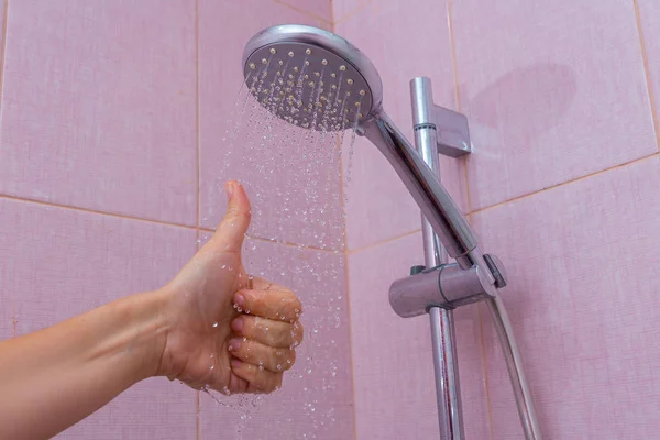 Mano Mujer Bajo Ducha Baño —  Fotos de Stock