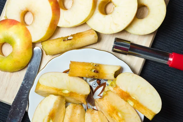 Manzanas Picadas Con Medio Remoto — Foto de Stock