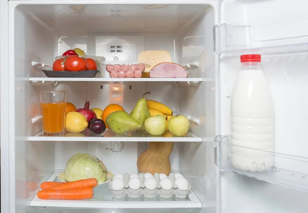 Kühlschrank Mit Saft Zitrone Orange Granatapfel Kürbis Banane Birne Kohl — Stockfoto