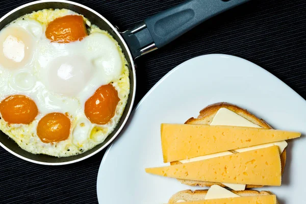 Tavada Çırpılmış Yumurta Sandviçler — Stok fotoğraf