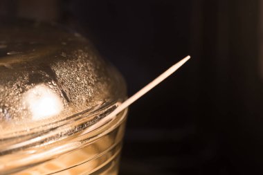 küçük ahşap kürdan ile tavada pişirme yakın