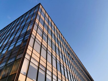 modern cam bina dış cephe ve mavi gökyüzü