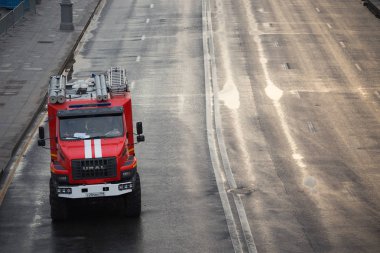 Moskova, Rusya - 9 Mayıs 2019: Moskova 'da boş bir yolda itfaiye aracı sürüyor
