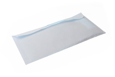 Beyaz arka plan üzerinde izole beyaz kağıt zarf