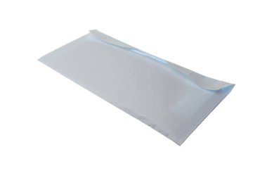 Beyaz arka plan üzerinde izole beyaz kağıt zarf