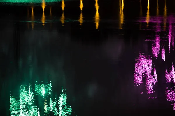 Hermoso Reflejo Fuegos Artificiales Agua Primer Plano Bokeh Efecto Borroso —  Fotos de Stock