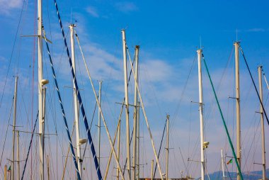 Yatların direkleri gökyüzüne karşı