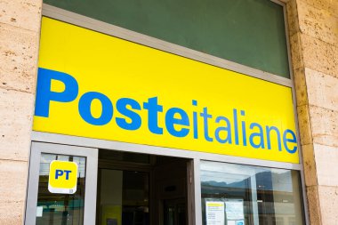 PALERMO, SICILY, ITALY - 20 Eylül 2018: Palermo, Sicilya 'daki otobüs durağı yakınlarındaki İtalyan posta logosu