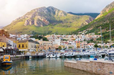 Castellamare del Golfo, SICILY, ITALY - 21 Eylül 2018: Güneşli bir günde Castellammare del Golfo adasında teknelerle