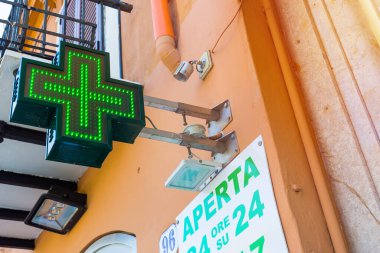 PALERMO, SICILY, ITALY - 17 Eylül 2018: Palermo, İtalya 'da Sicilya sokaklarında yeşil haçlı eczane işareti