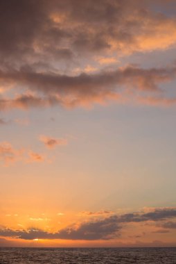 İtalya 'nın Sicilya kentindeki Cefalu şehrinde gün batımında güneş ışınları denizin üzerinde bulutları delip geçer.