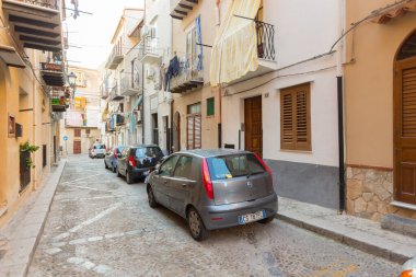 Cefalu, SICILY, ITALY - 24 Eylül 2018: Şafak vakti Cefalu kıyı kenti, Eylül ayı başında arabalı boş sokaklar