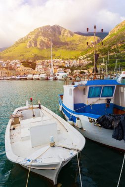 Castellamare del Golfo, SICILY, ITALY - 21 Eylül 2018: Güneşli bir günde Castellammare del Golfo adasında teknelerle