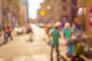 Sicilya 'da Palermo' daki İtalya caddesinde bulanıklık ve bokeh etkisi var.
