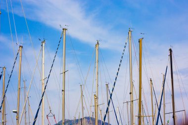 Yatların direkleri gökyüzüne karşı