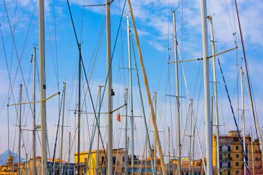 Yatların direkleri gökyüzüne karşı