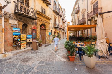Cefalu, SICILY, İtalya - 24 Eylül 2018: Şafak vakti Cefalu kıyı kenti, Eylül başında boş sokaklar