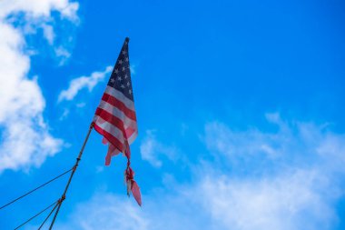 Arka planda parçalanmış Amerikan bayrağı