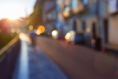 Sabahın erken saatlerinde Cefalu kıyı kenti, Eylül ayının başında ise boş sokaklar. Görüntü ve bokeh efektleri