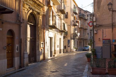 Cefalu, SICILY, İtalya - 24 Eylül 2018: Şafak vakti Cefalu kıyı kenti, Eylül başında boş sokaklar