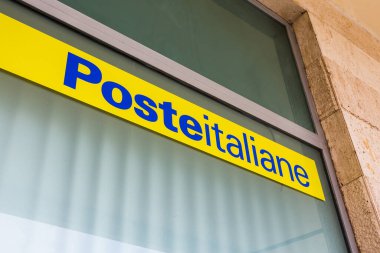 PALERMO, SICILY, ITALY - 20 Eylül 2018: Palermo, Sicilya 'daki otobüs durağı yakınlarındaki İtalyan posta logosu