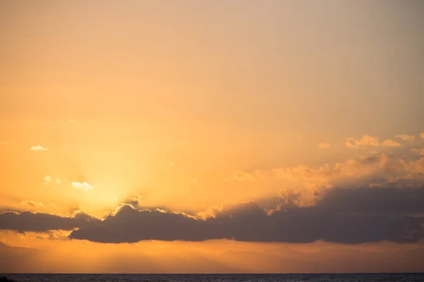 Rayos Del Sol Rompen Través Las Nubes Sobre Mar Durante — Foto de Stock