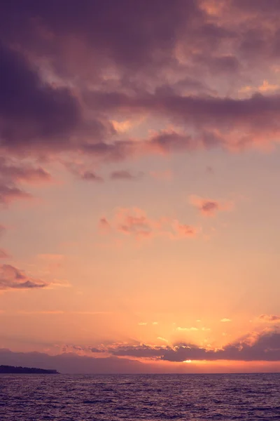 Rayos Del Sol Rompen Través Las Nubes Sobre Mar Durante — Foto de Stock