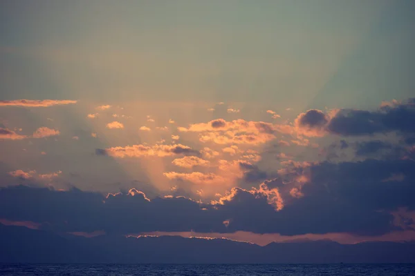 Rayos Del Sol Rompen Través Las Nubes Sobre Mar Durante — Foto de Stock