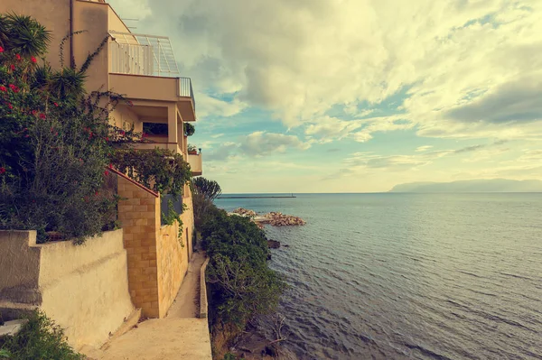 Playa Alta Con Casas Atardecer Con Palmeras Castellammare Del Golfo — Foto de Stock