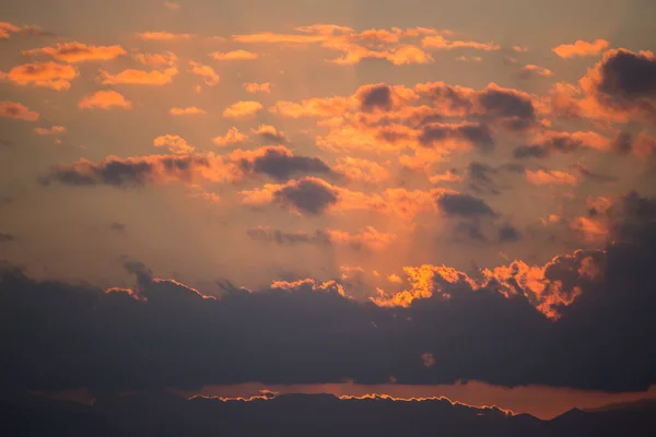 Raios Sol Romper Nuvens Sobre Mar Durante Pôr Sol Itália — Fotografia de Stock