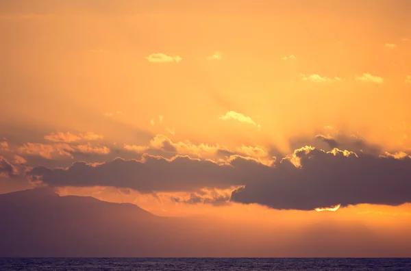 Rayos Del Sol Rompen Través Las Nubes Sobre Mar Durante — Foto de Stock