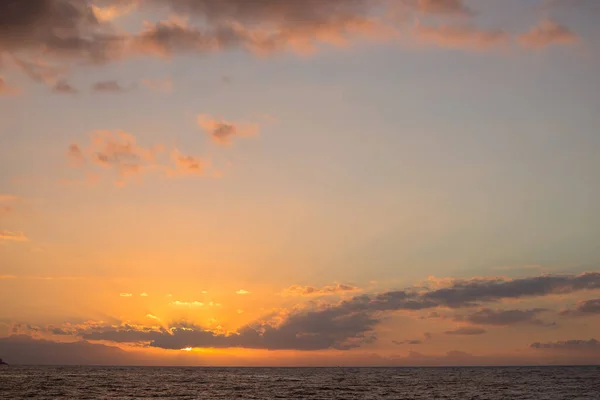 Rayons Soleil Brisent Les Nuages Sur Mer Pendant Coucher Soleil — Photo