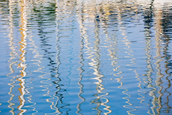 Riflesso Degli Alberi Yacht Nel Mare — Foto Stock