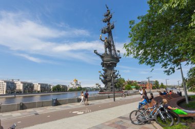 MOSCOW, RUSSIA - 12 Haziran 2020: Moskova 'daki Muzeon Parkı' nda yürüyen turistler, kendilerini izole etme sürecinin sona erdiği yaz aylarında Kırım seti boyunca at sürüyor, koşuyor ve yürüyorlar.
