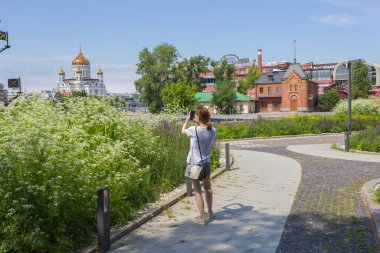 MOSCOW, RUSSIA - 12 Haziran 2020: Moskova 'daki Muzeon Parkı' nda yürüyen turistler, kendilerini izole etme sürecinin sona erdiği yaz aylarında Kırım seti boyunca at sürüyor, koşuyor ve yürüyorlar.