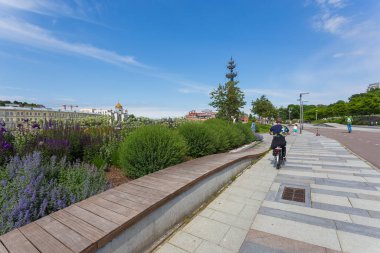 MOSCOW, RUSSIA - 12 Haziran 2020: Moskova 'daki Muzeon Parkı' nda yürüyen turistler, kendilerini izole etme sürecinin sona erdiği yaz aylarında Kırım seti boyunca at sürüyor, koşuyor ve yürüyorlar.