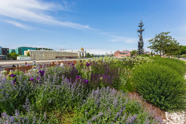 莫斯科 莫斯科 2020年6月12日 游客们在莫斯科的Muzeon公园散步 在自我隔离完成后 人们在克里米亚堤岸上骑行 奔跑和行走 — 图库照片