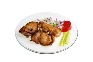 Cam tabakta sebzeli tavuk kebabı. Beyaz arka planda izole edilmiş.