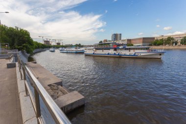 MOSCOW, RUSSIA - 23 Haziran 2020: Gemilerin geçit töreni ve Moskova nehri üzerinde seyrüsefer başlangıcı