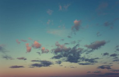 Gün batımında mavi gökyüzünde mor renkli, yumuşak, güzel akşam bulutları.