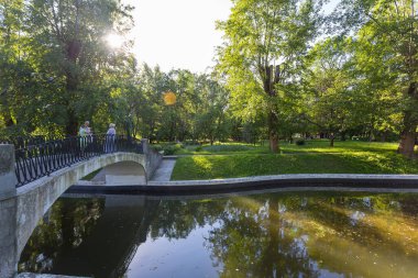 MOSCOW, RUSSIA - 24 Haziran 2020: Trubetskoy Parkı ve Moskova 'nın Frunzenskaya metro istasyonu yakınlarındaki Khamovniki bölgesinde bulunan Trubetskoy Parkı, ağaçlar ve gölet.