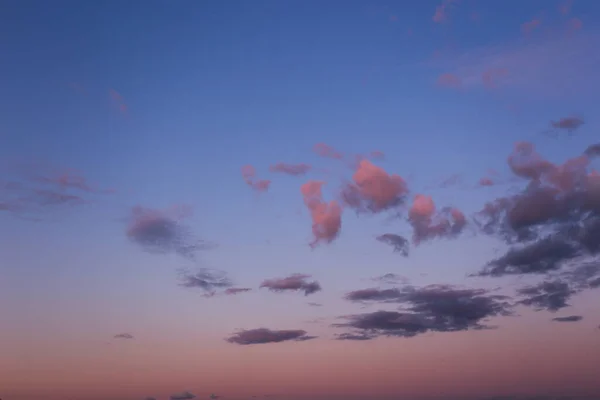 Sanfte Schöne Abendwolken Mit Einem Violetten Farbton Blauen Himmel Bei — Stockfoto