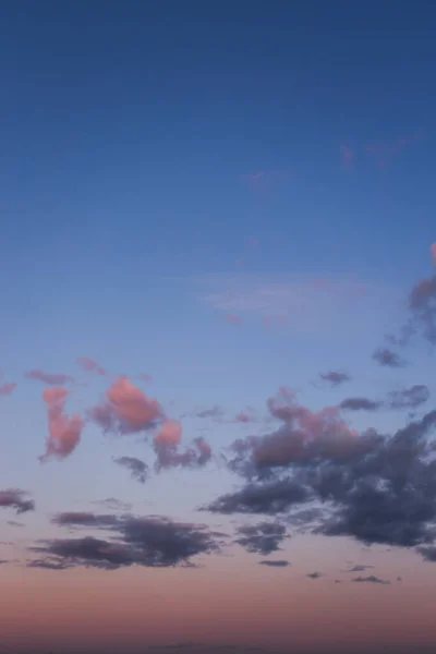 Gyengéd Gyönyörű Esti Felhők Lila Árnyalattal Kék Égen Naplementekor Függőlegesen — Stock Fotó