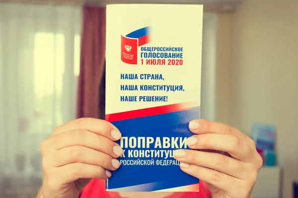 莫斯科 俄罗斯 2020年6月23日 一名年轻妇女拿着一本关于投票的小册子 以确定俄罗斯宪法修正案 该小册子于2020年7月1日在全俄罗斯登记投票 — 图库照片