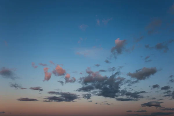Απαλά Όμορφα Νυχτερινά Σύννεφα Μωβ Απόχρωση Στον Γαλάζιο Ουρανό Στο — Φωτογραφία Αρχείου