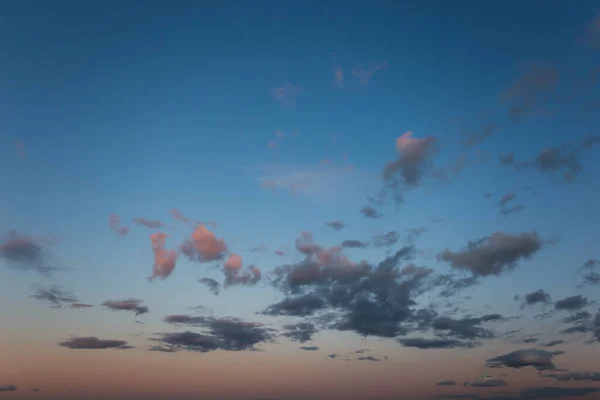 Sanfte Schöne Abendwolken Mit Einem Violetten Farbton Blauen Himmel Bei — Stockfoto